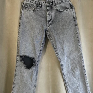 Grå jeans, storlek 28 - Pre owned gråa jeans från bohooman. Dessa sitter bra om du är ca 165-170 lång. Mycket snygg grå färg.