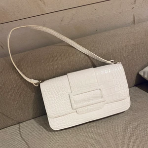 Väska - Jättefin axelväska med snakeprint! Har använt den 1 gång. Nypris va 349⭐️