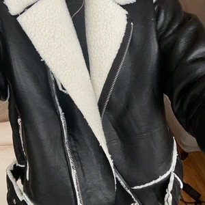 Nly aviator dream jacket stl 36 - Oanvänd helt ny jacka från Nelly. Vitt innerfoder, spänne längst midjan i kort passform. Storlek 36! Samtliga lappar finns kvar. Budgivning börjar vid 450kr. Öka med +10kr