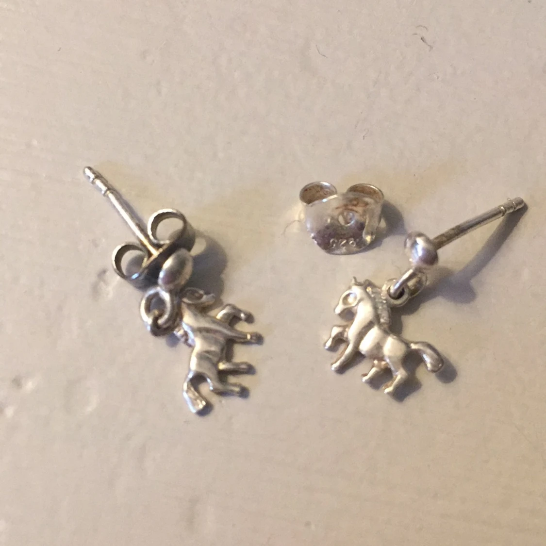 Örhängen av silver