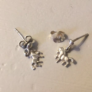 Örhängen av silver - Silver örhängen som ser ut som hästar. Inte längre användning för dem. Tar emot swish:) priset är inklusive frakt