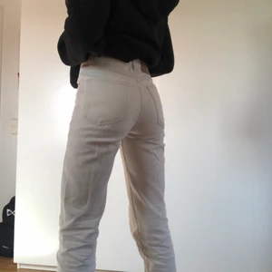 Vita jeans 4 knappar - Säljer dessa superfina vita/gräddvita jeans med 4 knappar. Jeansen är köpta från pull&bear utomlands, dem är välanvända men i bra skick! Säljer de för att de är lite korta på mig som är 162,5🥰