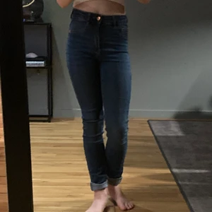 Molly -Jeans XS - En par jättefina Molly -Jeans från Gina Tricot i storleken XS som är mörkblåa. Använda ett fåtalgånger!