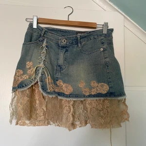 Fairy grunge jeanskjol - Den perfecta sommar fairy grunge kjolen 🧚🏻.                 kjolen är tyvärr för liten för mig med s-m men funkar även över jeans eller en längre kjol.                                              Köparen står för frakten 🧝🏻‍♀️