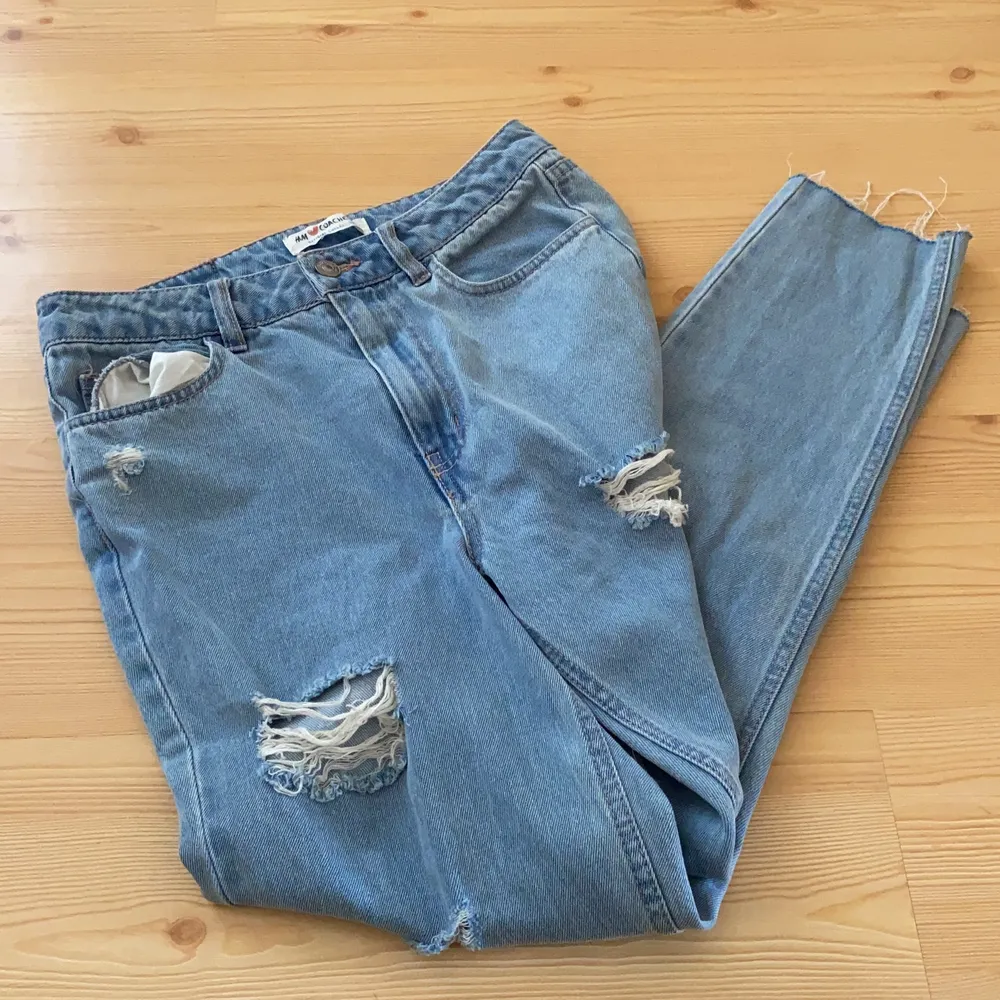 Ripped Jeans från HM i storlek L. Medelhög midja. Inga skavanker . Jeans & Byxor.