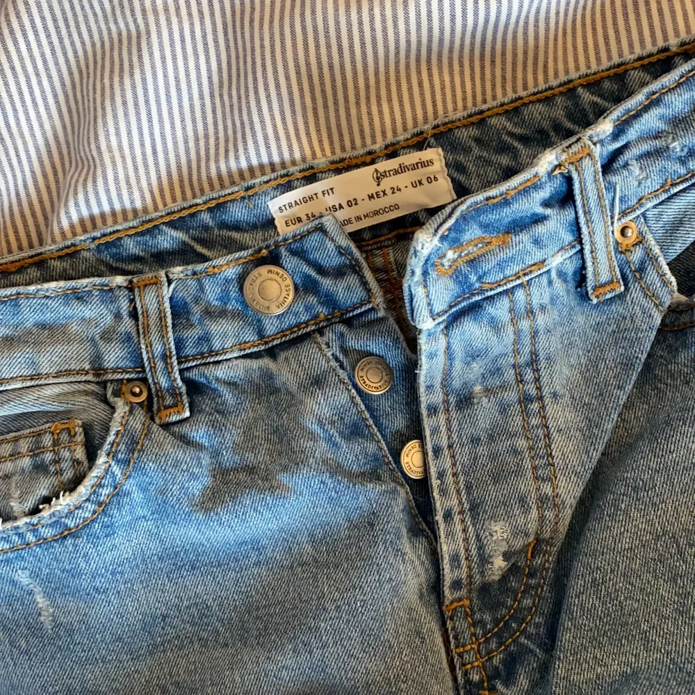 Ett par vintage straight fit jeans från stradivarius i storlek EUR 34. Knapp gylf och sitter snyggt på rumpan. Dessa är för små för mig så kan tyvärr inte visa med bild på. Passar mig i längden som är 160 cm. sann i storleken passar de som normalt har storlek XS/34 i jeans. Jeans & Byxor.