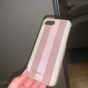 Iphoneskal till iPhone 7 - Säljer detta iphoneskal från Michael kors då de inte passar min mobil längre. Det är till en iPhone 7 💖💖