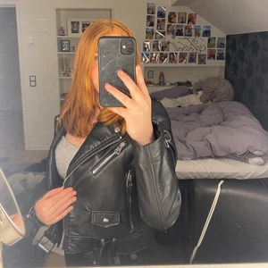 Zara skinnjacka storlek M  - En väldig fin kroppad skinnjacka från Zara. Väldigt lite använd därav i fint skick. Skinnjackan är i storlek M men skulle passa S också. Nypris 600kr!!😍😍