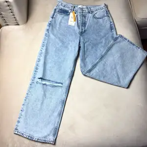 Högmidjade, cropped, och vida. Helt nya och finns på mangos hemsida: https://shop.mango.com/se/dam/jeans-wideleg/jeans-wideleg-hog-midja_87026329.html