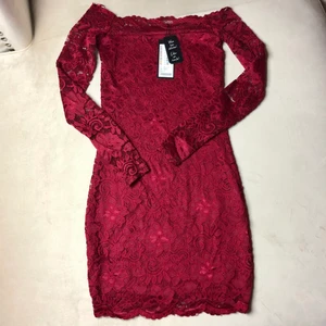 Klänning - Tajt, röd bandeau klänning. 