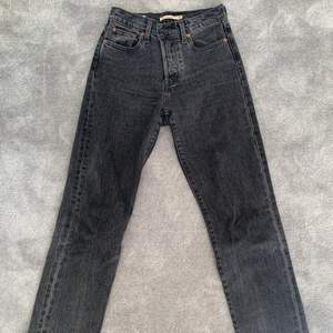 svara, raka levi’s jeans i mycket gott skick. nypris 1099. säljes pga de är för små (passar xs/ mindre s), köpare står för frakt! 👖
