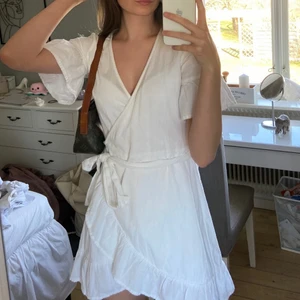 Vit sommar klänning - Super fin klänning som jag dessvärre tycker är för kort på mig, jag är 178cm! Köpt här på plick men säljer den vidare:)  Kjolen är i dubbelt tyg, men det är inte klänningen upptill. På insidan finns det en liten knapp på vardera sida av midjan så den går inte upp av sig självt. Just den här modellen verkar inte finnas kvar på hemsidan, men en liknande kostar 399kr! Jag säljer min för 138kr exlusive 62kr i frakt! Skriv privat för fler bilder eller frågor☺️