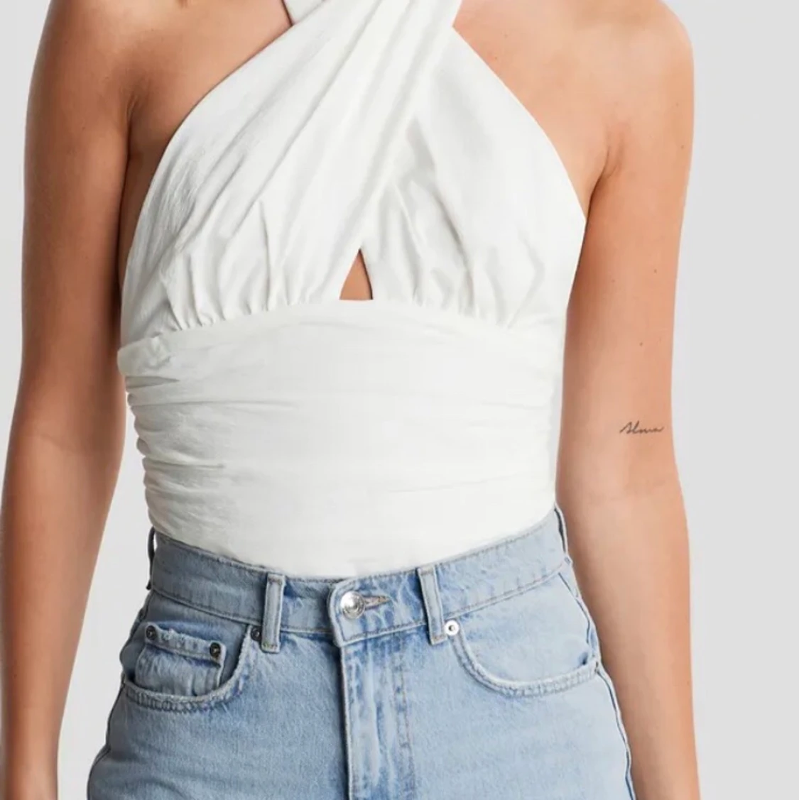 Linne med korsning vid halsen