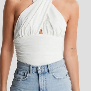 Linne med korsning vid halsen - Superfint linne, men inte kommit till användning då ja råka få två likadana hem