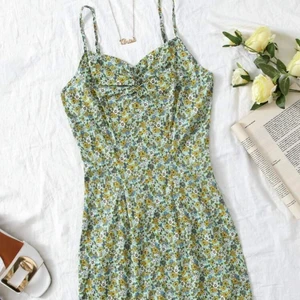 70-tals klänning - Skitfin klänning från SHEIN med 70-tals inspo!! Formar kroppen fint och aldrig använd endast testad!💗 💗 Storlek XS men mer som en S