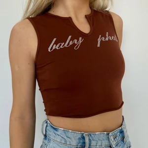 Superfin rhinestone topp🪐 - I storlek s/xs, i nyskick först till kvarn! 🤎🤎