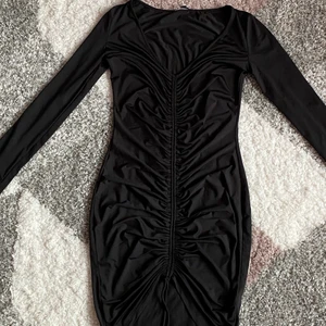 Guangzhou Ruched Dress - Super fin klänning som sitter åt fint på kroppen. Har använt 2 ggr och klänningen är köpt från Fashionnova 🖤