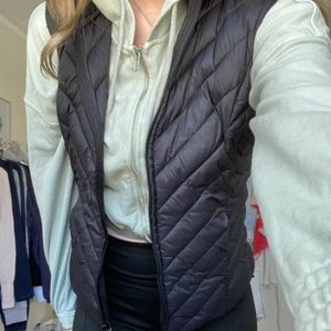 Dunväst - Jättefin dunväst, fint skick då den inte används så mycket. Köpt i Spanien så vet inte riktigt märket på den❤️ frakt tillkommer (210 inklusive frakt)