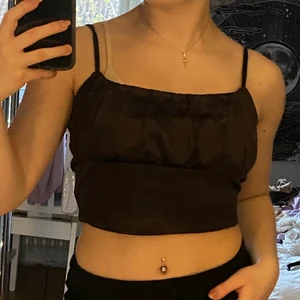 brun topp - Brun topp från H&M i satin material 💓 aldrig använd och prislappen finns kvar, köparen står för frakt 