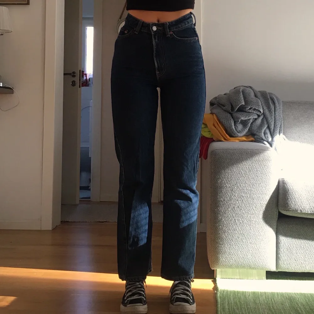 Row jeans från weekday i strl 26. Säljer pga för korta på mig. Är 170 💙. Jeans & Byxor.