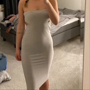 Klänning - En grå jättehäftig klänning från booho. Kvaliten och materialet är jättebra 