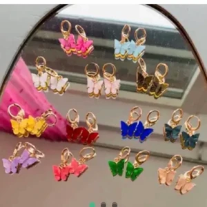 Fjärilsörhänge  - Perfekta presenten är här! Alla skimrar även om det inte syns på bilden. Trendiga och söta. Färgerna som finns är: rosa, ljusblå, vit, ljusrosa, brun, gul, vinröd, marinblå, svart, lila, korall, grön och beige. Ett par örhänge: 30kr. 2 par: 50kr. 3 par: 70kr 5 par: 100kr. Frakten kostar 12kr oavsett hur många man vill köpa. De kommer från min Instagram by_butterflygloss❤️ har gjort dem själv🥰