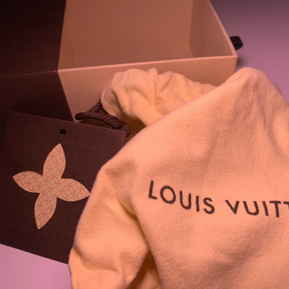 Helt nytt skärp från Louis Vuitton!! Storlek xs/s/m. Nytt pris 6000kr och oanvänt.. Accessoarer.