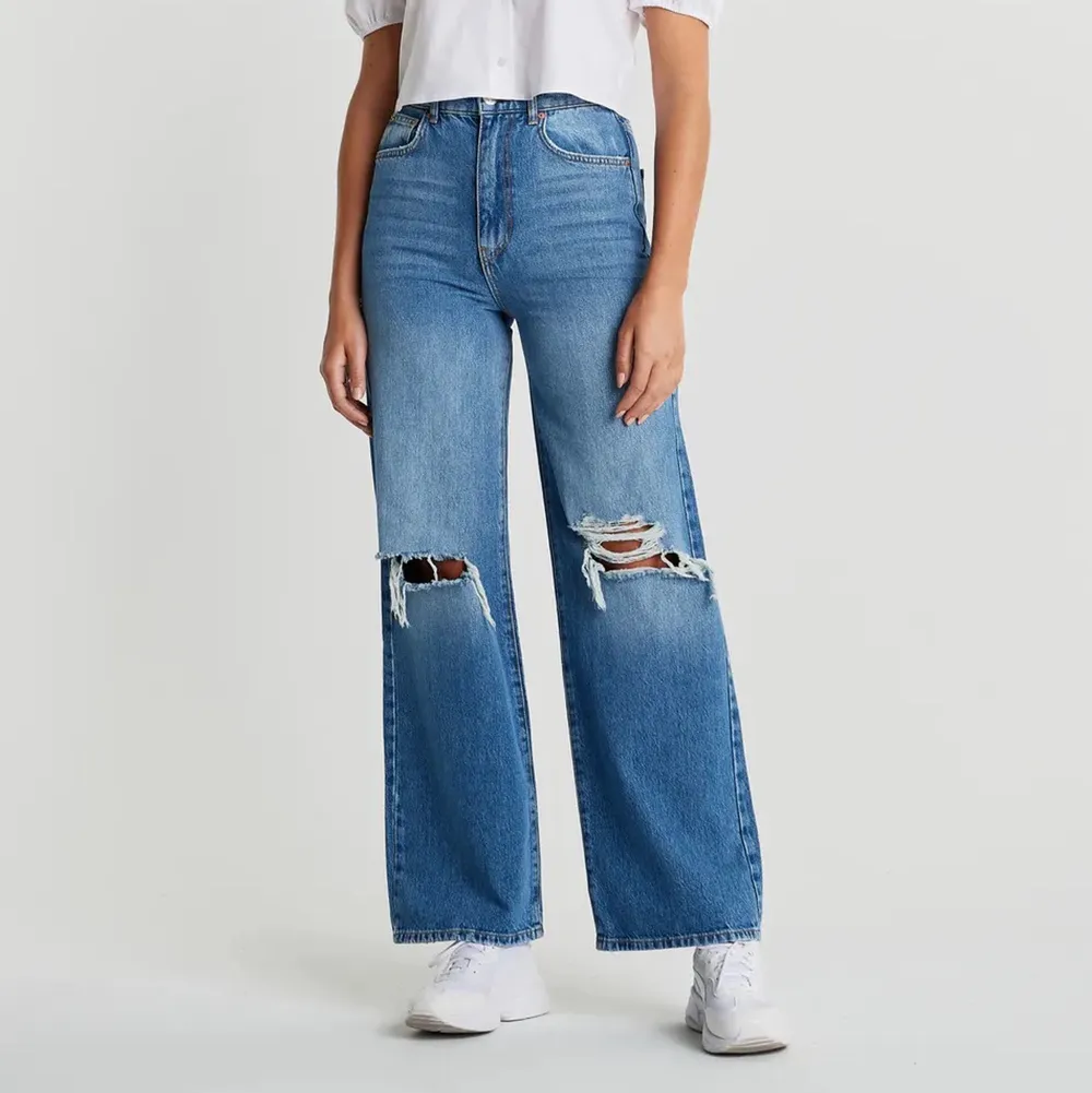 Säljer dessa populära jeans från Gina Tricot. Bild 1 är på mig som är 163, dvs långa i benen. . Jeans & Byxor.
