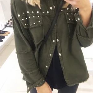 Jacka från Zara  - Säljer min jacka från Zara i stl S 🤍 Oversized i modellen så passar XS-S. Supernygg och fortfrande i bra skick! 