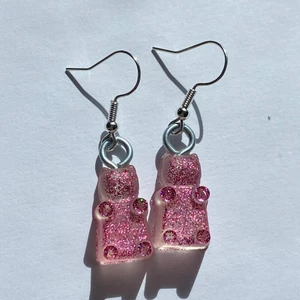 Örhänge  - Lila glittriga resin gummibjörnar🥰
