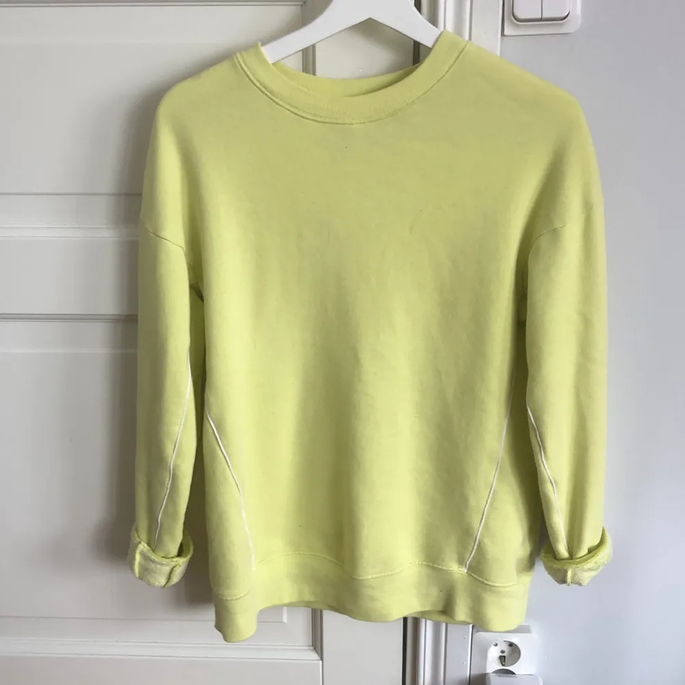 Neon gul sweatshirt från Hollister i bra skick. Är en xs men sitter som en S . Tröjor & Koftor.