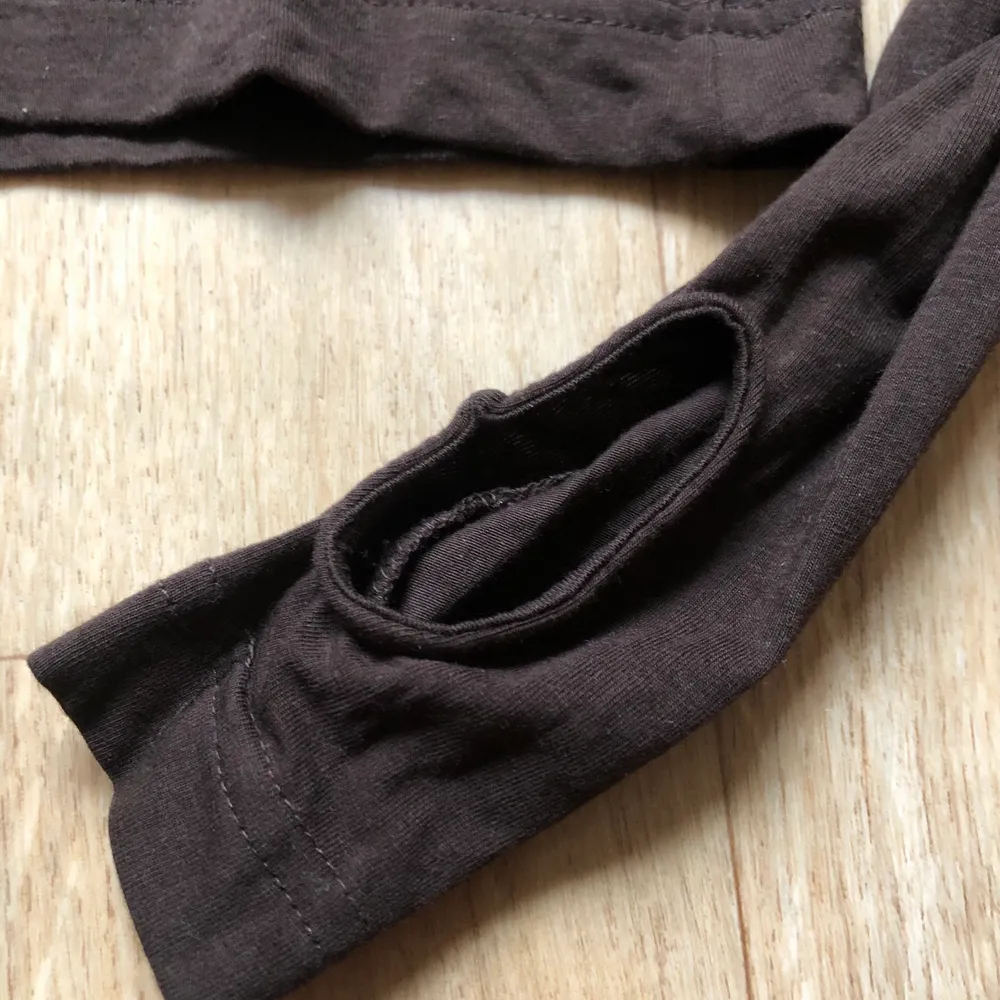 Långärmad brun tröja från Weekday med fin ringning. Ärmslutet har plats för fingrarna! 🏝. Tröjor & Koftor.