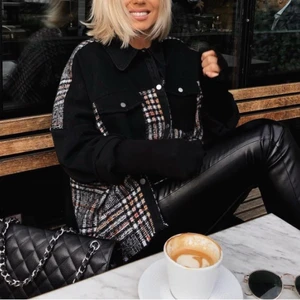 Rutig jeansjacka  - Säljer denne rutiga jeansjacka, köparen står för frakt (66kr). Lite overziced, bilden är lånad, skriv för fler bilder!:)