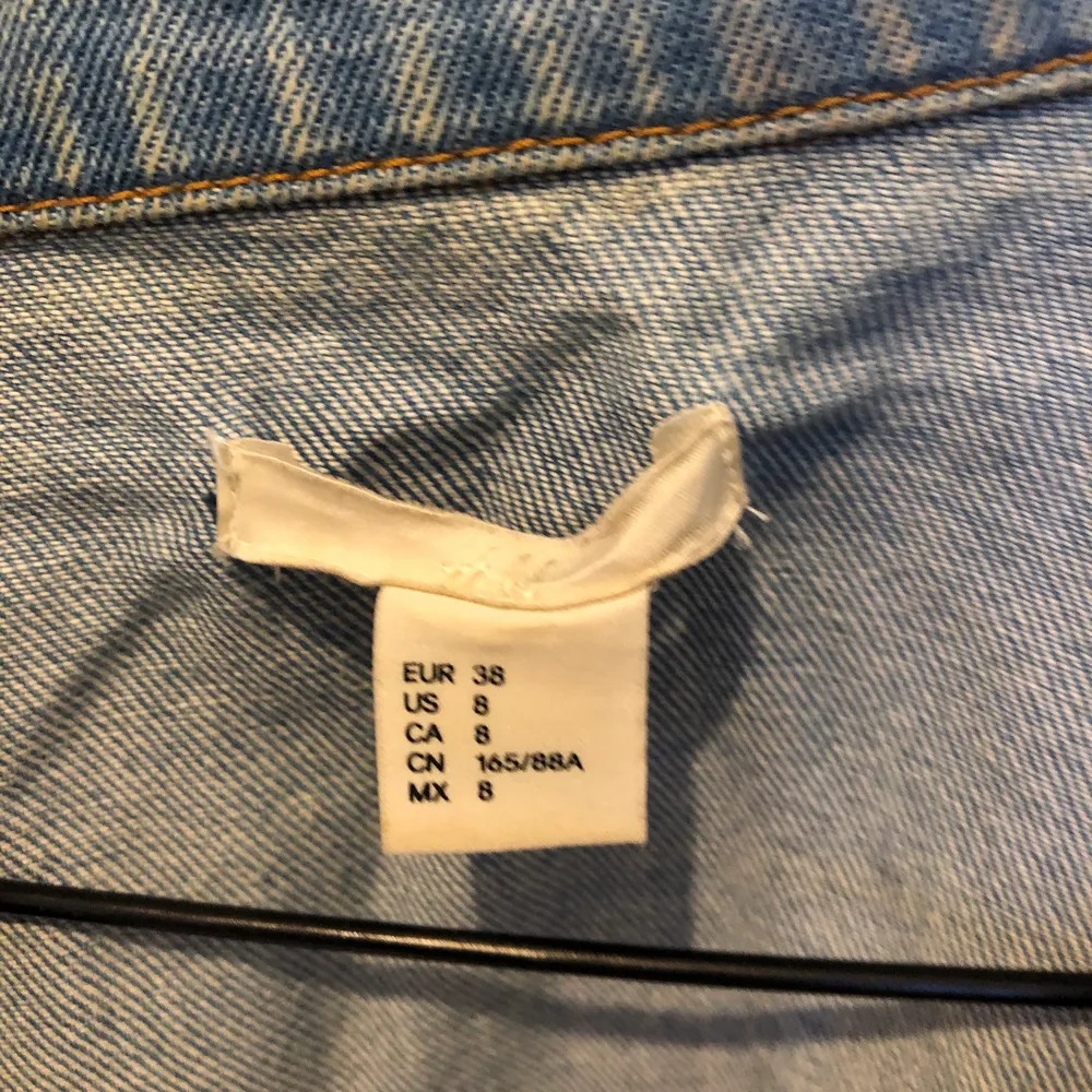 Jeansskorta från HM, passar perfekt till vår/sommaren över nån topp, säljer för den ej kommer till användning . Jackor.