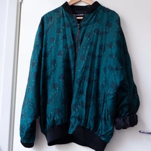 Oversize vår/ sommarjacka - Bra skick! Cool 😎 framförallt! Strl M-L. 100% silke, krage och mudd nedtill 100% nylon 