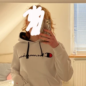 Champion hoodie - Jättefint skick,använd fåtal gånger . Sitter som xs på mig som är 165. 