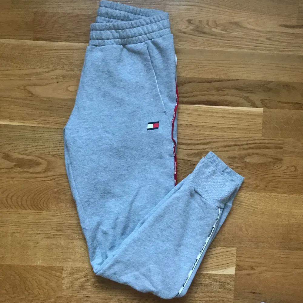 Riktigt sköna grå mjukisbyxor från TOMMY HILFIGER! Strl XS men passar säkert XS-M då dem är lösa. Köparen står för frakt! Buda privat eller i kommentarerna🖤🖤. Jeans & Byxor.