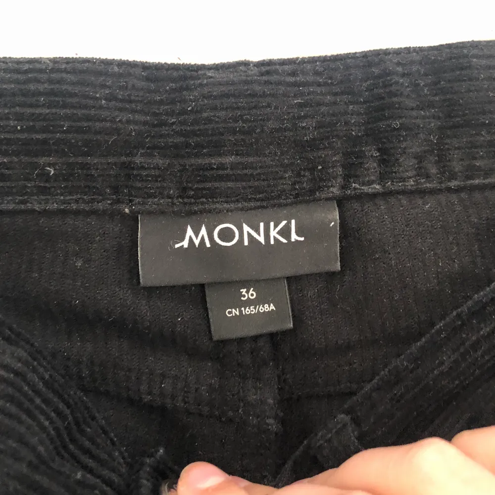 Manchester byxor från monki i storlek 36, superfina men tyvärr för små, bra passform, högmidjade och vida/ raka ben💕. Jeans & Byxor.