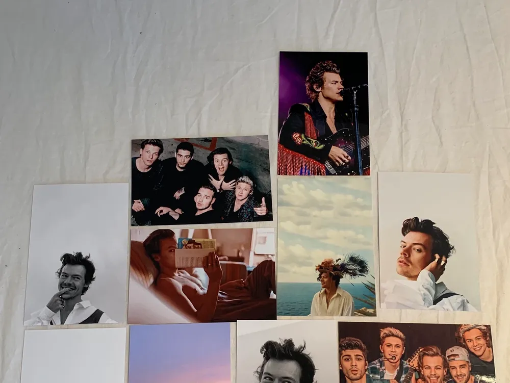 Harry Styles foton som är 15x10 cm stora. Fotona är styva glansiga och alltså inget vanligt papper. 10kr st🕺🏻👑✨. Klänningar.