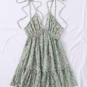 Sommarklänning - Supersöt sommarklänning som man kan knyta hur man vill i storlek S och aldrig använd! Buda gärna i kommentarsfältet om fler är intresserade och skriv privat om du har frågor🥰🙏🏼 köparen står för frakten! 