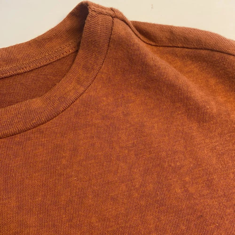 Orange/brun t-shorts från Ginatricot . T-shirts.