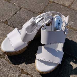 Helt oanvända sandaler i vitt läder