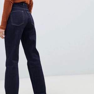 Säljer mina Weekday jeans, voyage river blue, för 300kr (köpta för 500kr) i storlek 27/28. De är i bra skick och är superfina. Säljer pga att de är lite för korta för mig i benen, jag är 174cm lång. Köparen står för frakt.