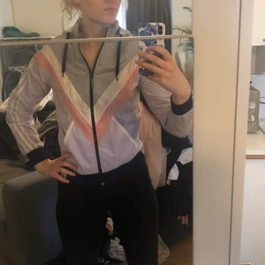 Adidas löparjacka - Snygg och praktisk löparjacka. Väldigt fint skick 