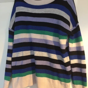 Striped sweather - Säljer min köra ” stickade ” tröja då jag inte använder den längre , står som xs men skulle snarare säga S- L , köpt på new yorker för 4 år sen men fortfarande väldigt bra skick :) 