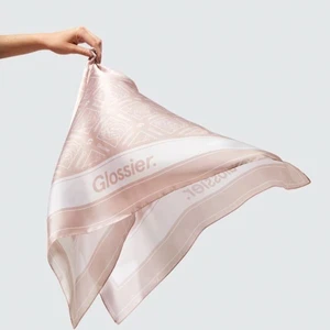 Rosa Glossier scarf one size  - Belt oöppnad, finns ej att köpa på hemsidan längre 