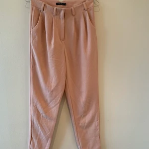 Rosa kostymbyxor - Kostymbyxor från Rut&Circle, knappt använda. 75 kr + frakt.