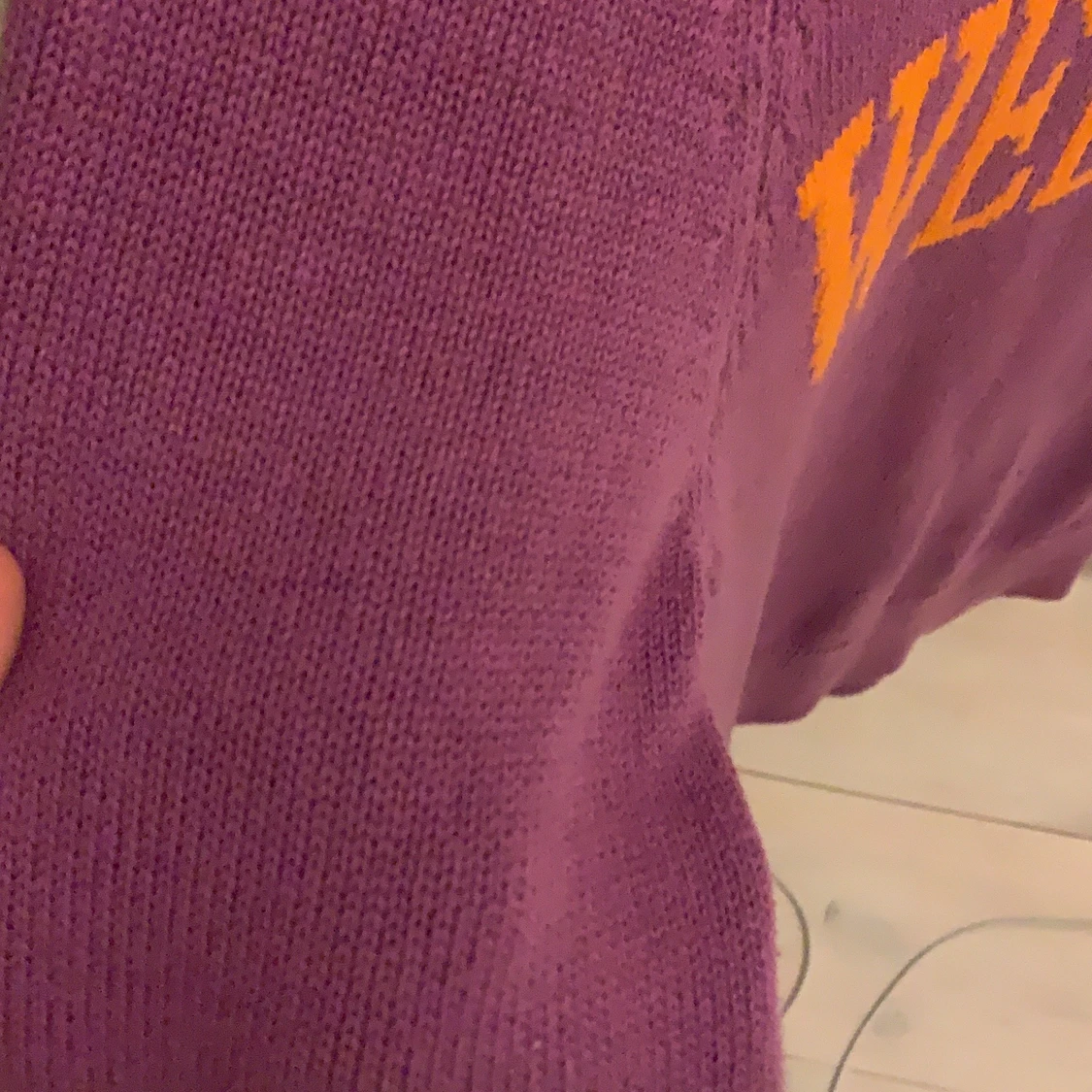 Skitsnygg stickad tröja med text på!! - 91