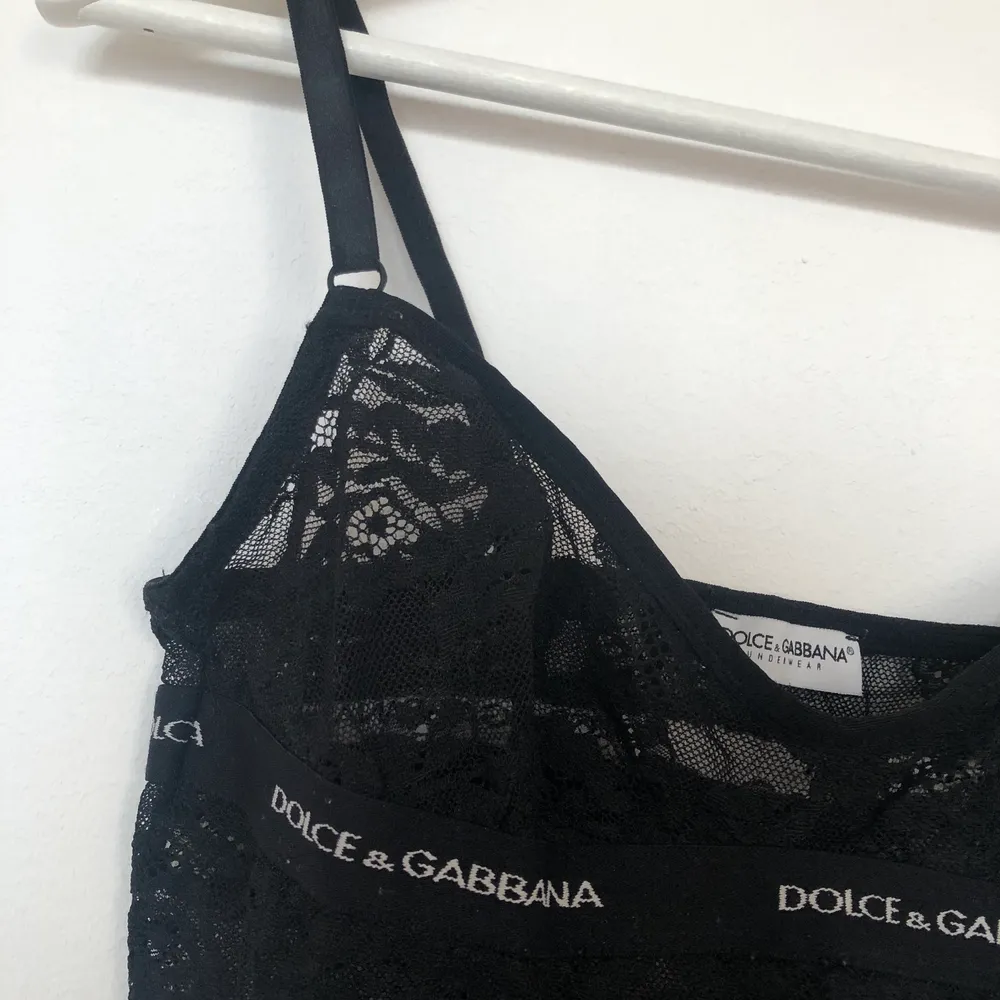 Dolce & Gabbana linne med justerbara axelband i svart spets, fynd!! 🖤. Toppar.