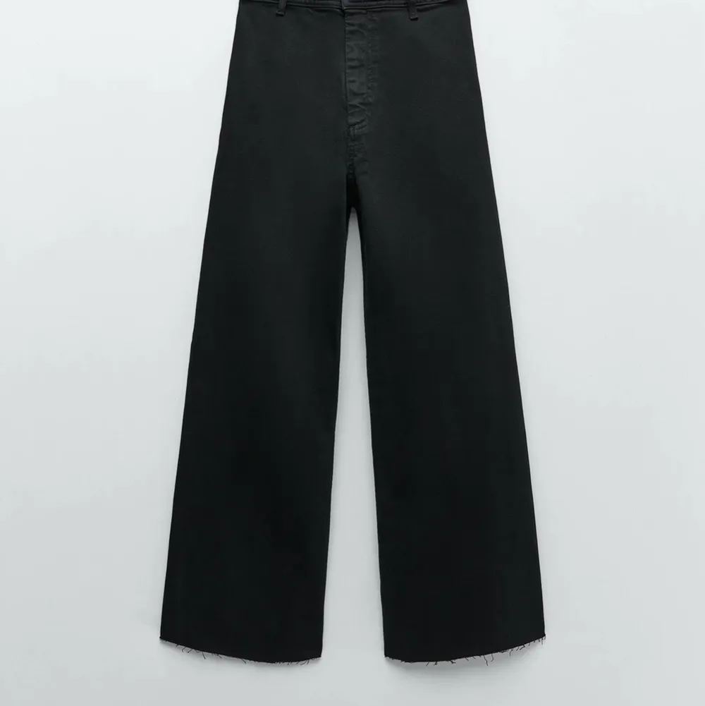 Säljer dessa snygga svarta jeans ifrån zara! Endast använda ett fåtal gånger och är i nyskick💕. Jeans & Byxor.